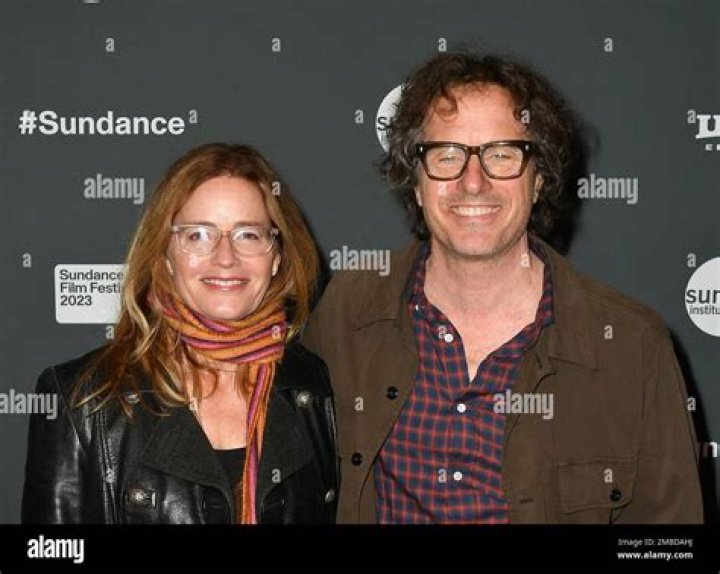 Unveiling The Mystery: Where Does Elisabeth Shue Live?